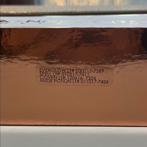 OFRA x NikkieTutorials Glam Set in Gold and White - Picture 2 of 6